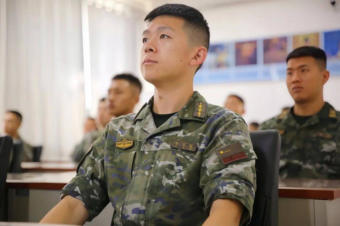 武警部队官兵收听收看纪念中国人民抗日战争暨世界反法西斯战争胜利80周年大会