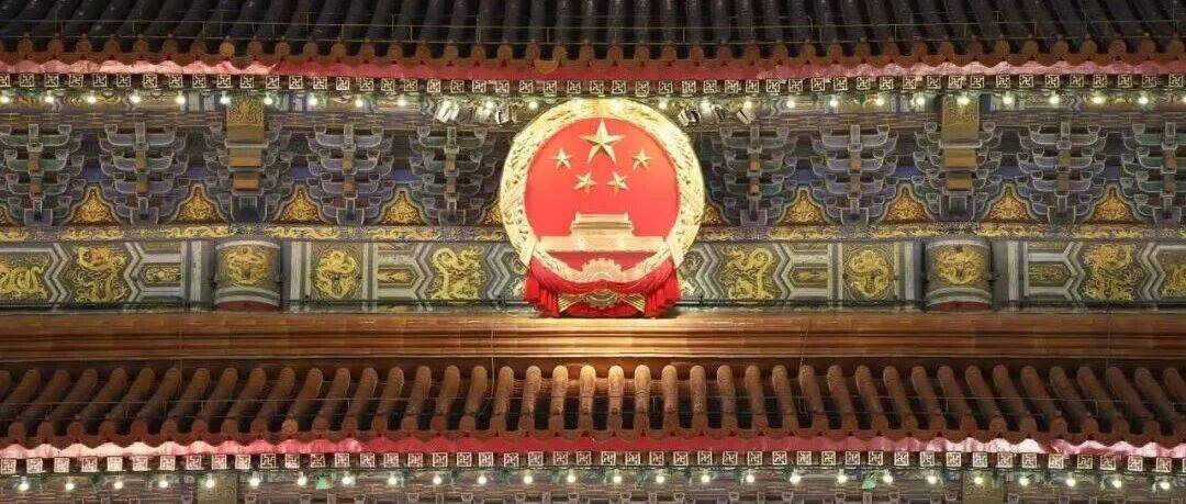 天安门国徽的历次焕新(组图)_金属_松木_进行