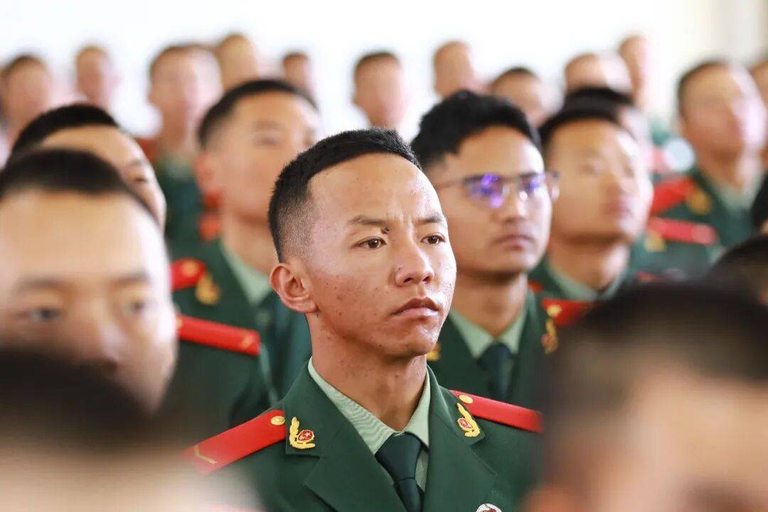 武警部队官兵收听收看纪念中国人民抗日战争暨世界反法西斯战争胜利80周年大会