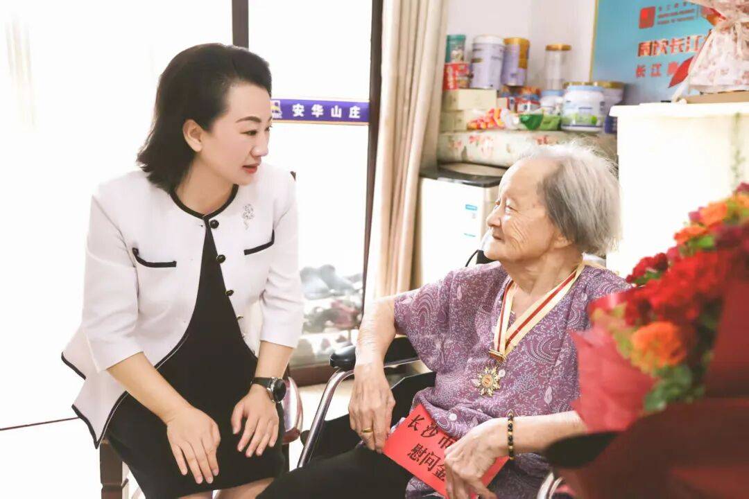 长沙市妇联慰问百岁抗战女兵，致敬烽火岁月中的巾帼英雄