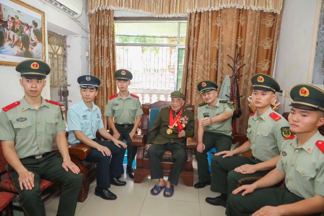 武警部队官兵收听收看纪念中国人民抗日战争暨世界反法西斯战争胜利80周年大会