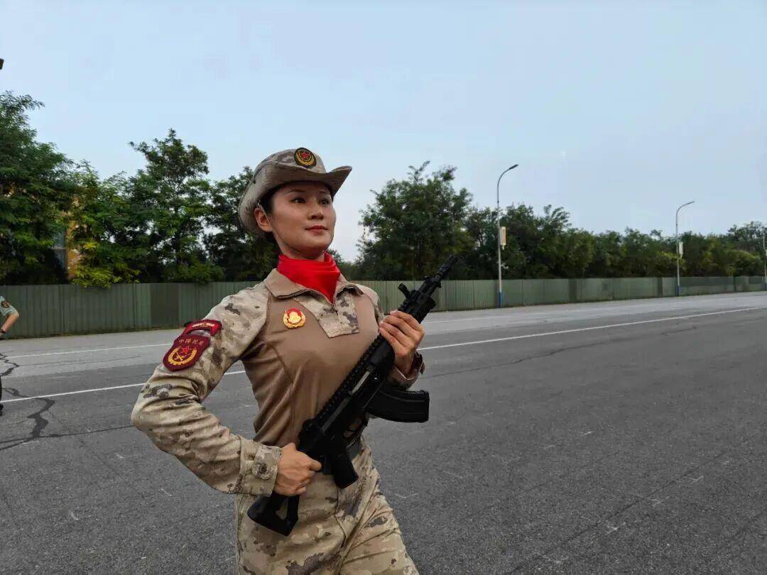张静雯利用休息时间自行加练这次光荣入选民兵方队,凭借过硬素质与