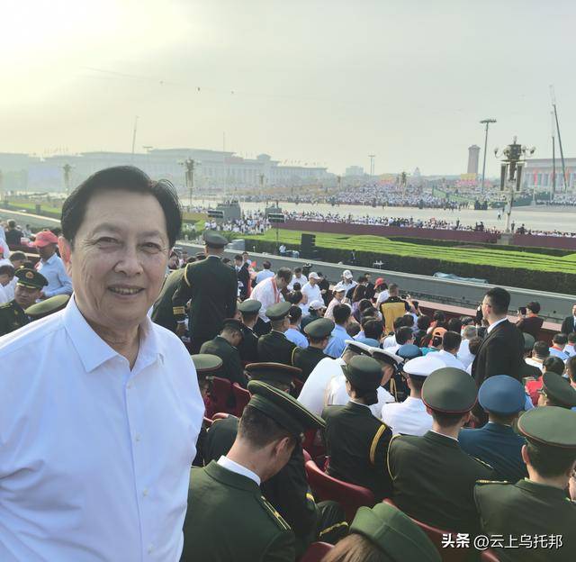 唐国强观礼阅兵不到一天，评论区出现争议一幕，国籍和广告被吐槽
