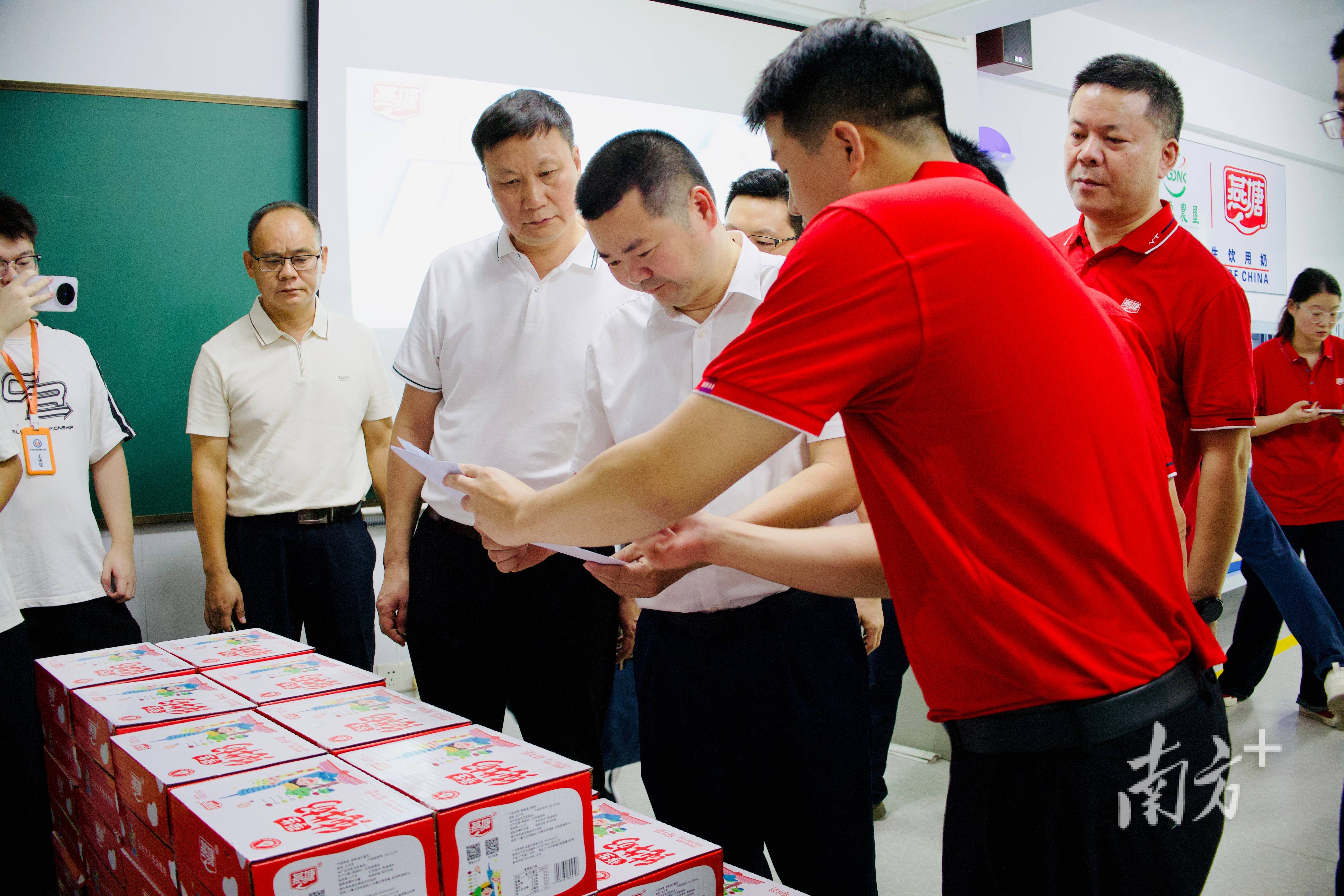 每人200盒学生饮用奶！燕塘乳业在揭阳市揭东区开展关爱特殊教育学校公益捐赠