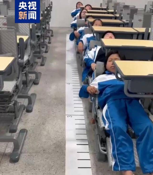 告别趴桌睡！午休课桌椅新国标让孩子休息更舒适