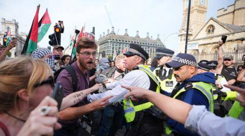 现场画面！伦敦爆发支持巴勒斯坦抗议活动超400人被捕