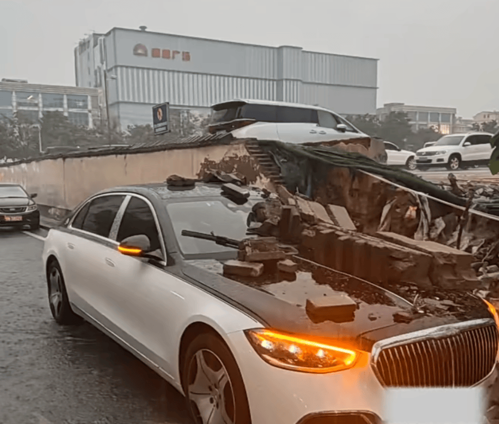 河南信阳一百万迈巴赫停路边躲雨，围墙突然倒塌砸下！车主在车内未受伤称已报警，车在4S店还没定损