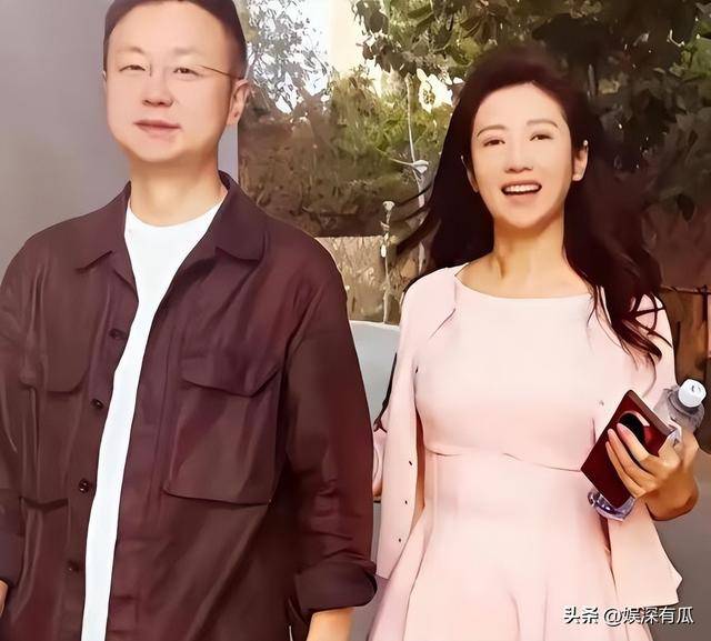 原来他们是夫妻，恩爱8年，台上丈夫解说阅兵，台下妻子观礼