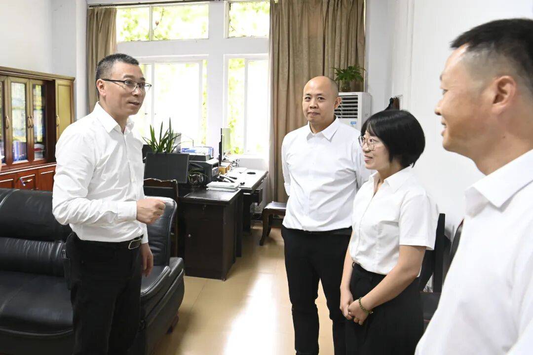 杨通胜走访慰问教育工作者