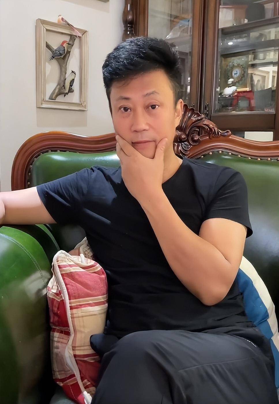 原创七登春晚的军旅歌手耿为华娶小14岁娇妻后却频跑医院发生了什么