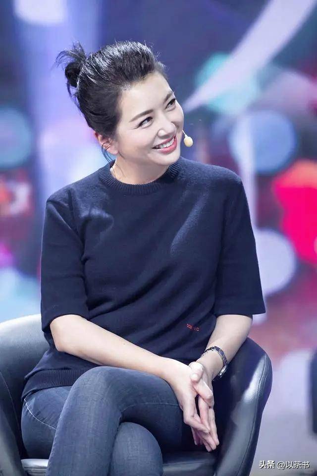 原来她就是高曙光现任妻子，气质优雅显年轻，男方眼神是真爱无疑