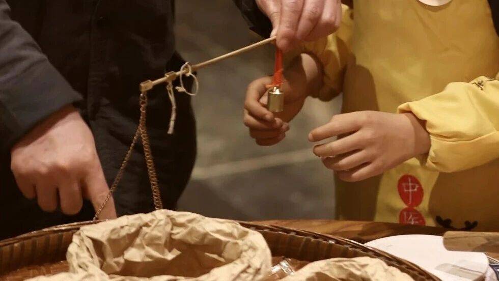 【传灯】以一灯传诸灯,终至万灯皆明。师泽如光,虽微致远;师泽若水,润物无声。