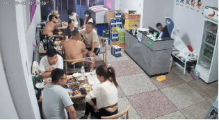 烧烤店凌晨两点半满客，老板店内盖被入睡，回应：没人逃单，太累了不觉得吵