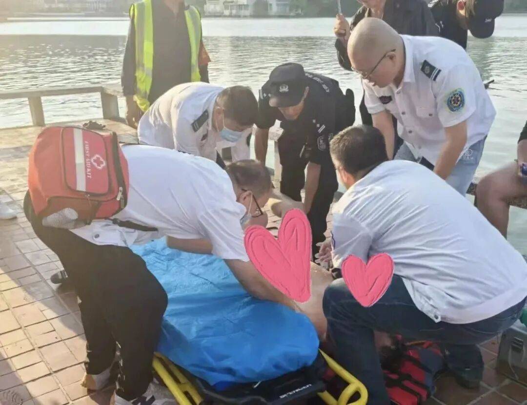 镜湖游泳突发疾病遇险，民警及时救援化险为夷