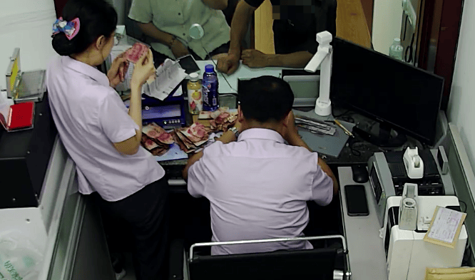 大连一老人将10万元现金埋地下，两年后挖出来一看，蒙了…