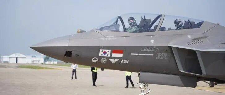 韩国五代机完整版亮相，弹舱比肩F-35，进气道现“神秘”设计