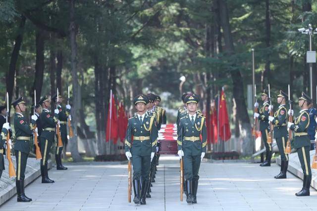 经党中央、国务院批准，第十二批在韩中国人民志愿军烈士遗骸安葬仪式在沈阳举行