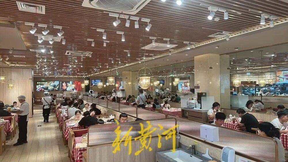 记者周末再探西贝济南门店，客流量不减，店内座无虚席，店外排起长队