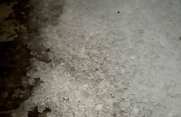 北京丰台突降冰雹，“个头不大，数量巨多”