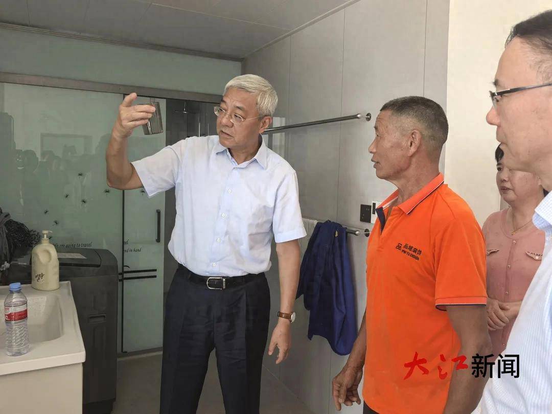 江西省委书记走进村民家中，拧开水龙头仔细检查水质