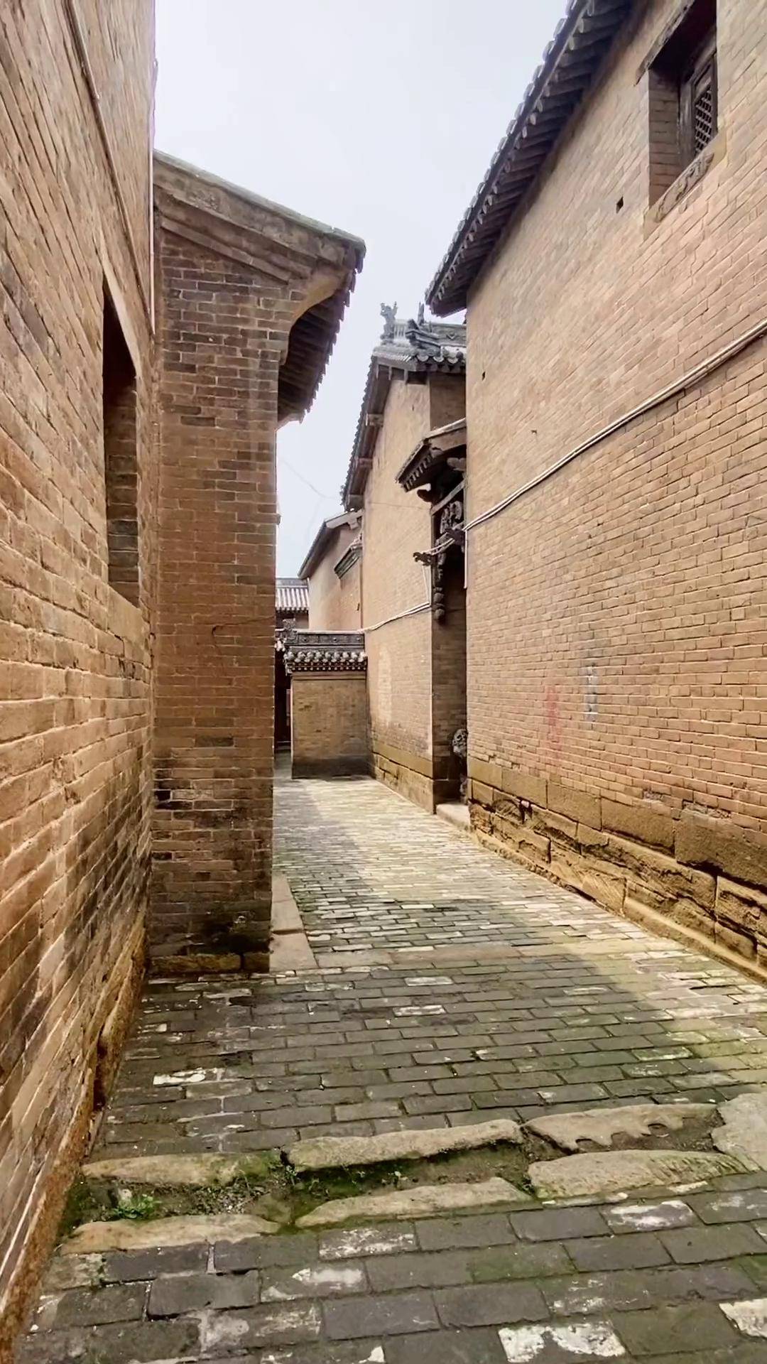 古代大户人家由于严格的等级制度,是不允许仆人进入内院的