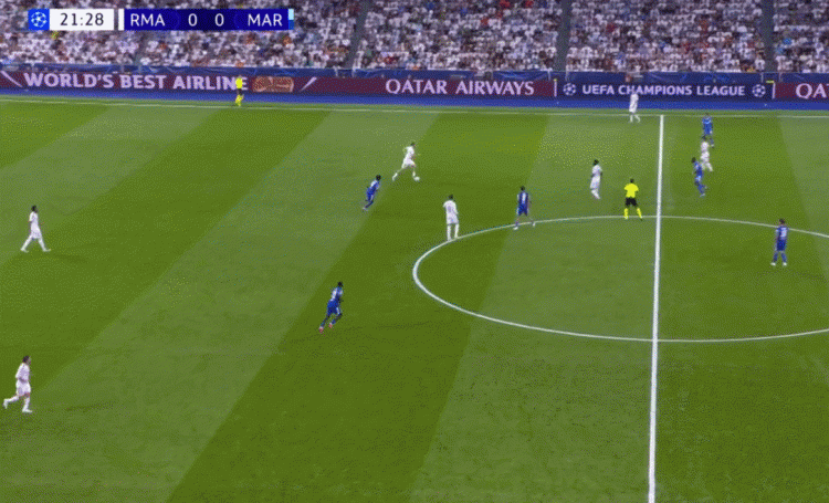 有延迟？居勒尔被断后竟原地发愣两秒，随后摊手再开始回追