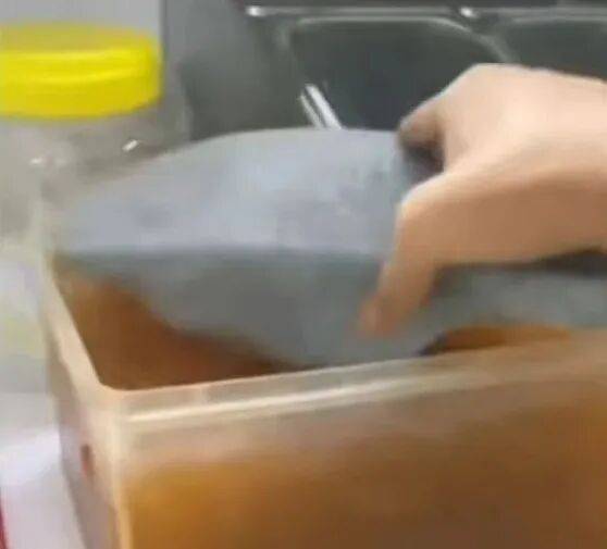 深圳一奶茶店员工将拖鞋放入配料盆，当地市监局：涉事员工已被公安部门行拘