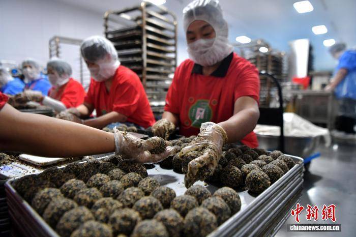 中秋将至 河北石家庄“月饼村”生产销售忙