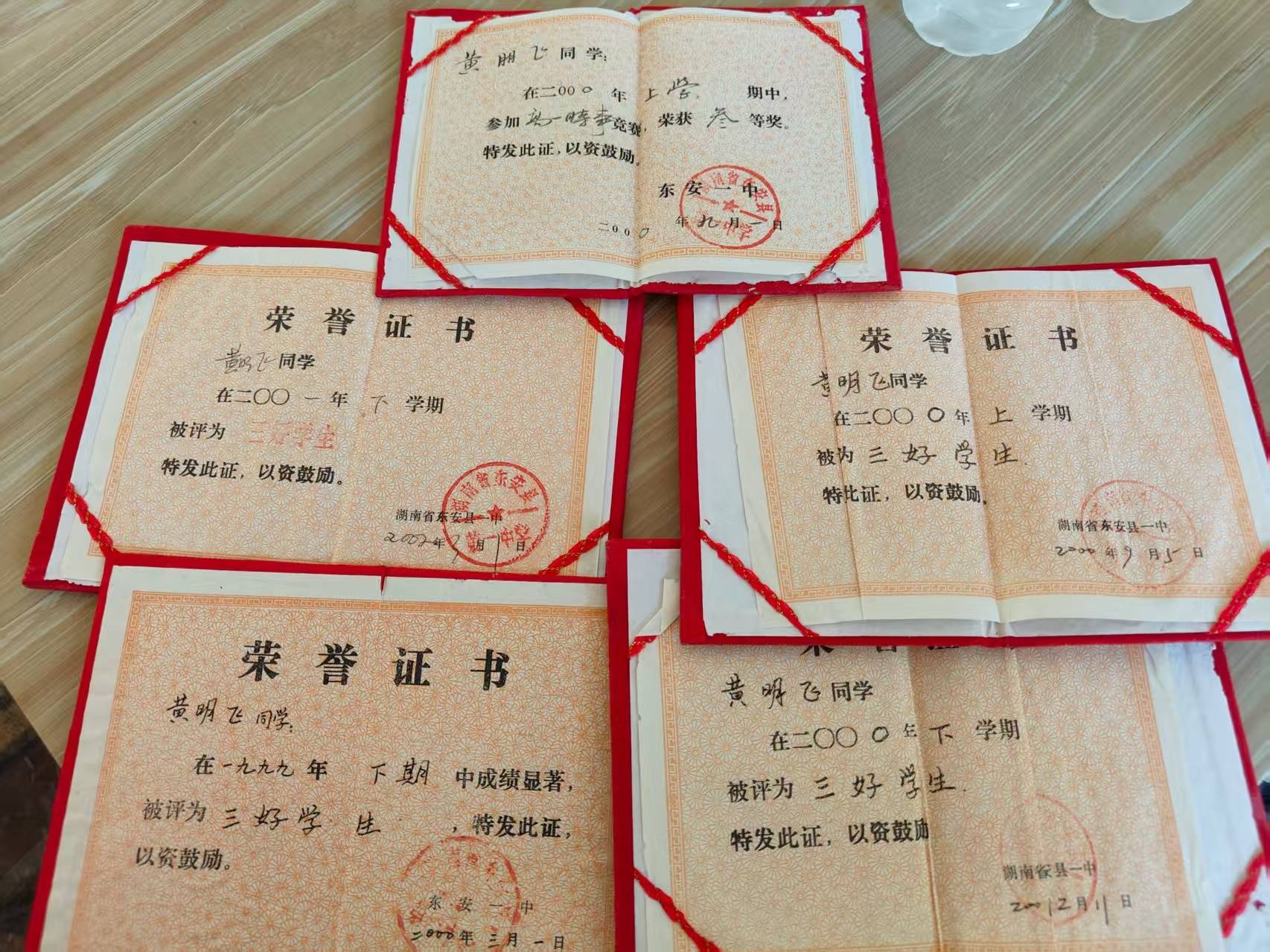 男子制止行凶时被刺身亡，父亲：他川大本硕毕业，曾是全家的希望