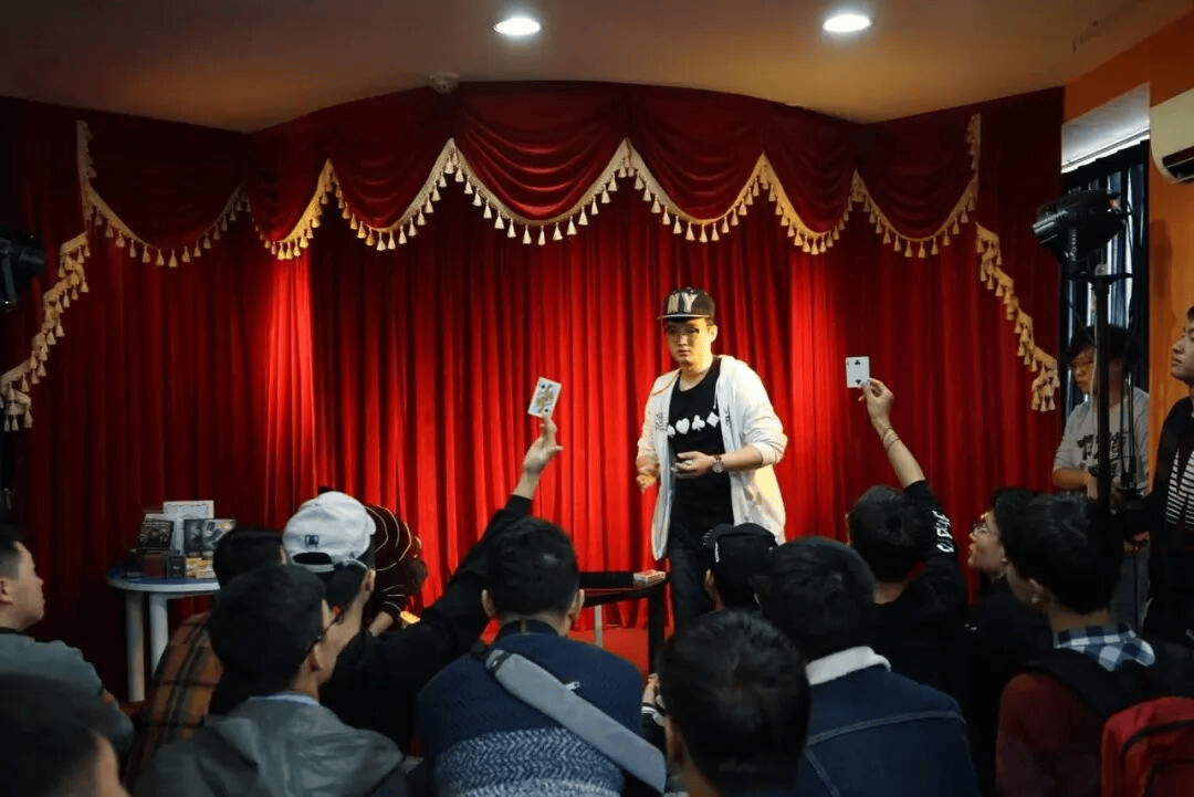 分享与交流「扑克牌翻飞的浪漫与秩序」瓦力棋牌试玩扑克牌艺术展览 花切魔术(图9)