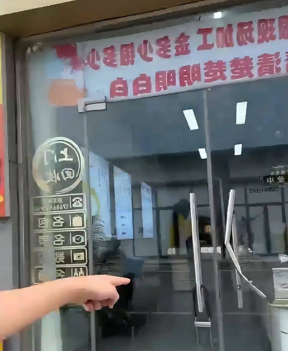 山东一家金店凌晨遭洗劫！抢走大件金饰……