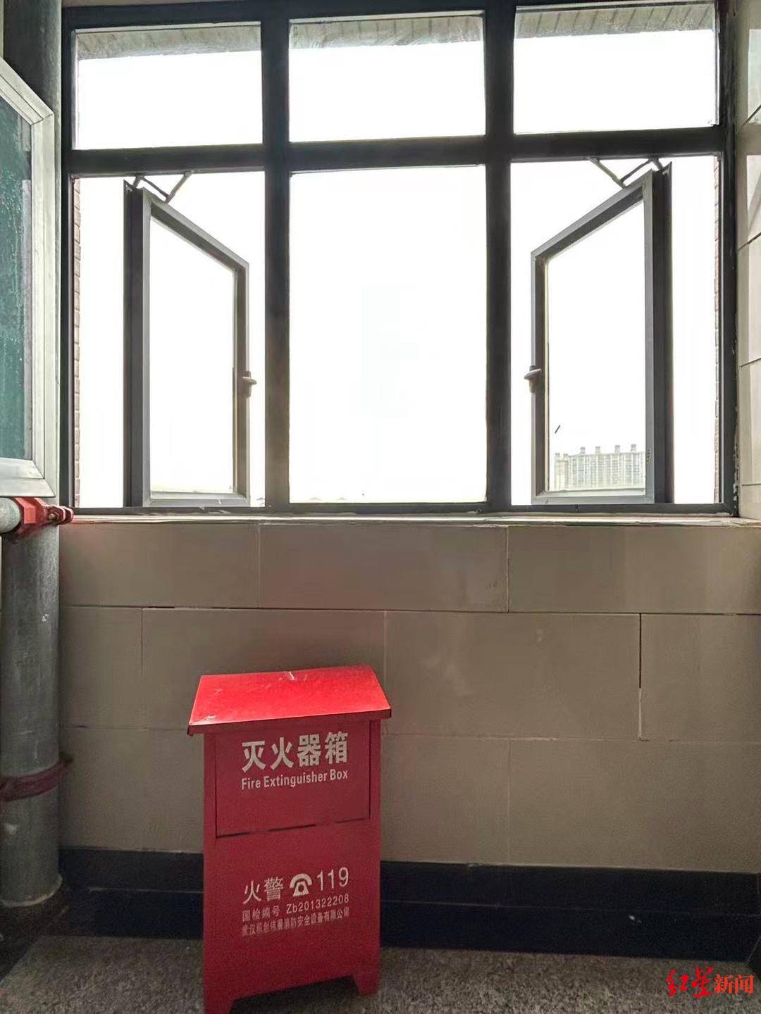3岁女童16楼坠亡案开庭：被告称涉事窗台高度符合国标，是否“用灭火器箱垫脚”存争议