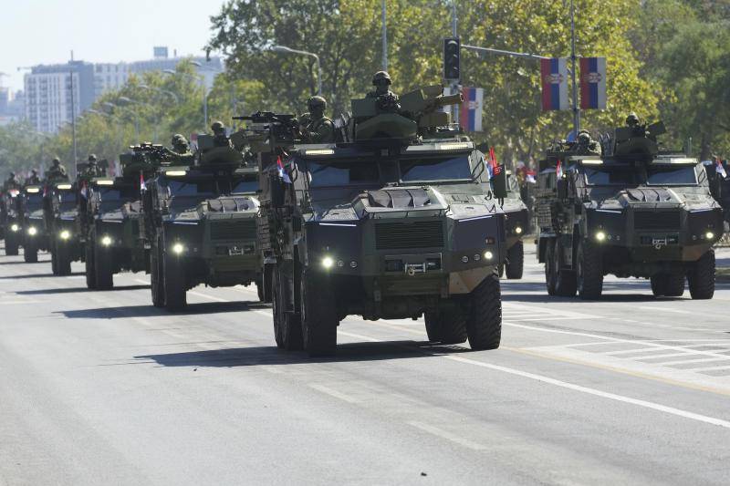 塞尔维亚举行“团结的力量”阅兵式 -华闻时空