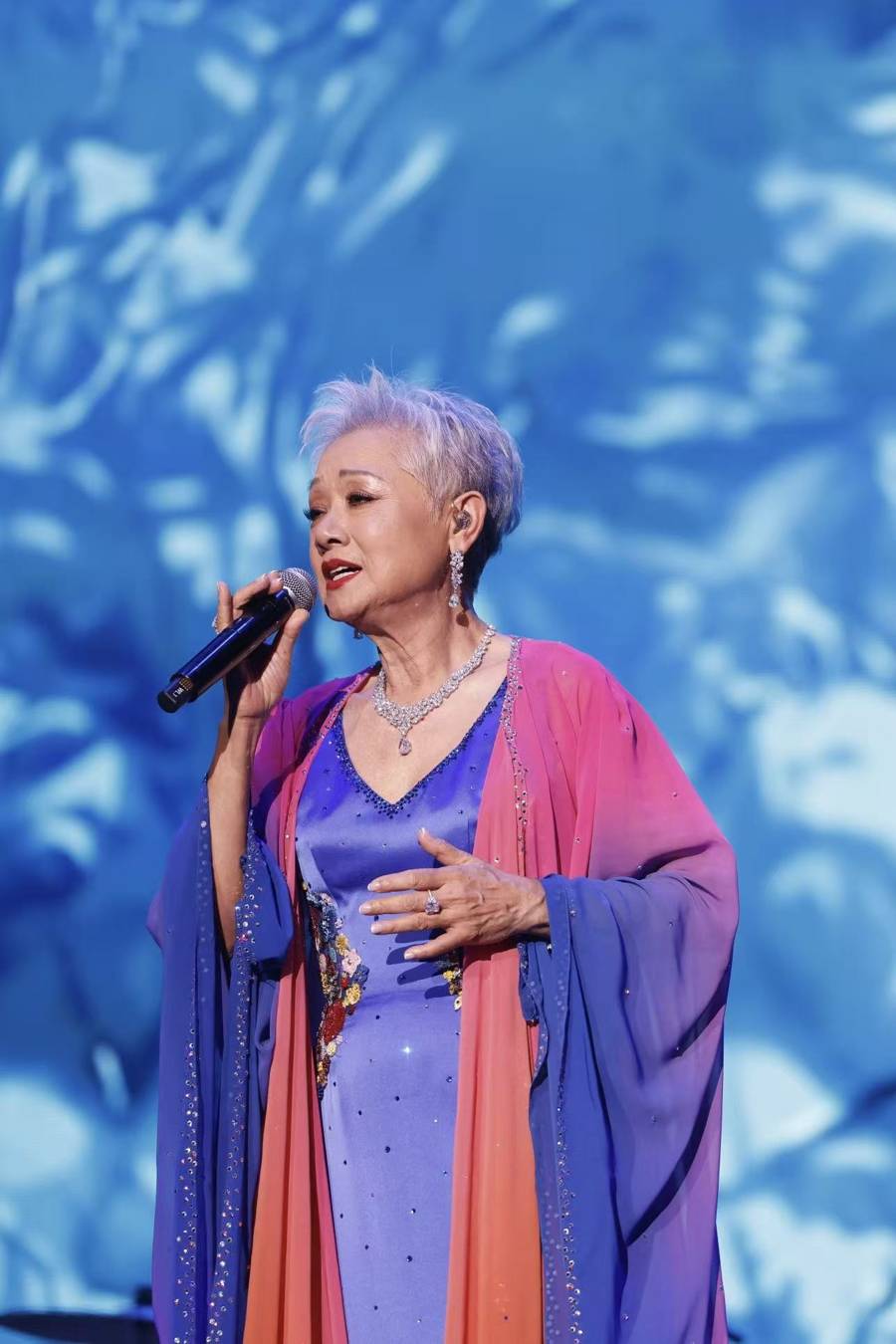 她唱了一辈子《上海滩》，第一次来上海演唱会