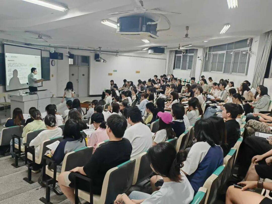 “连北大都在举办公务员模拟考试”，985名校正推着学生上岸