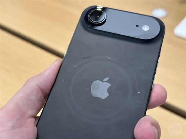 用几个小时就满身划痕！苹果回应iPhone 17机身磨损严重