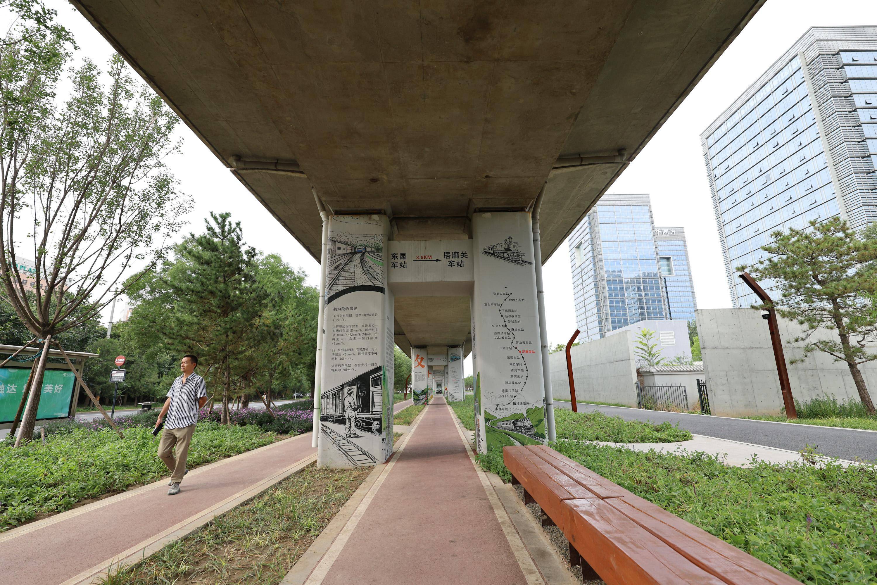 北京已整治234座桥下空间：国贸桥下正在改造，双向各增一车道