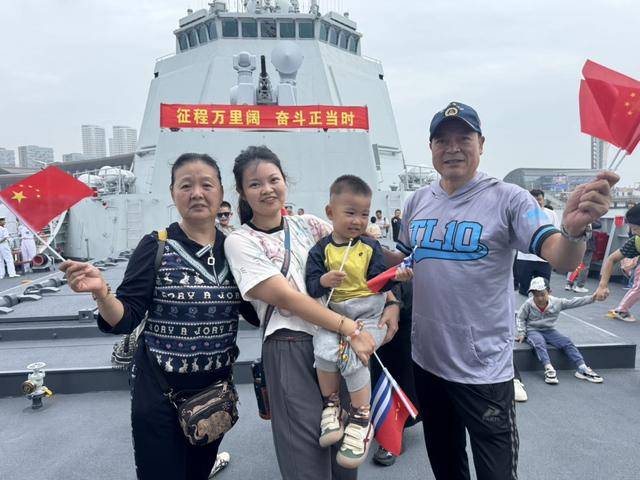“就算是下刀子也要来！”老人看“舰”，看到国力飞速发展，看到满满的幸福感