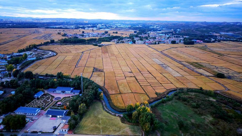 飞阅内蒙古 ∣ 暮色三合村