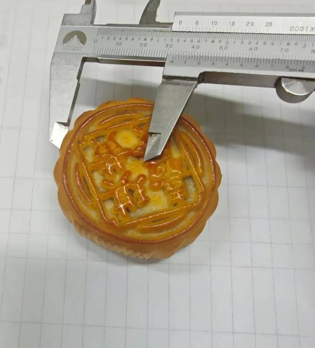 广东一公司给员工发半块月饼作为福利？网友吵翻了，公司：系下午茶，每人还发了柚子