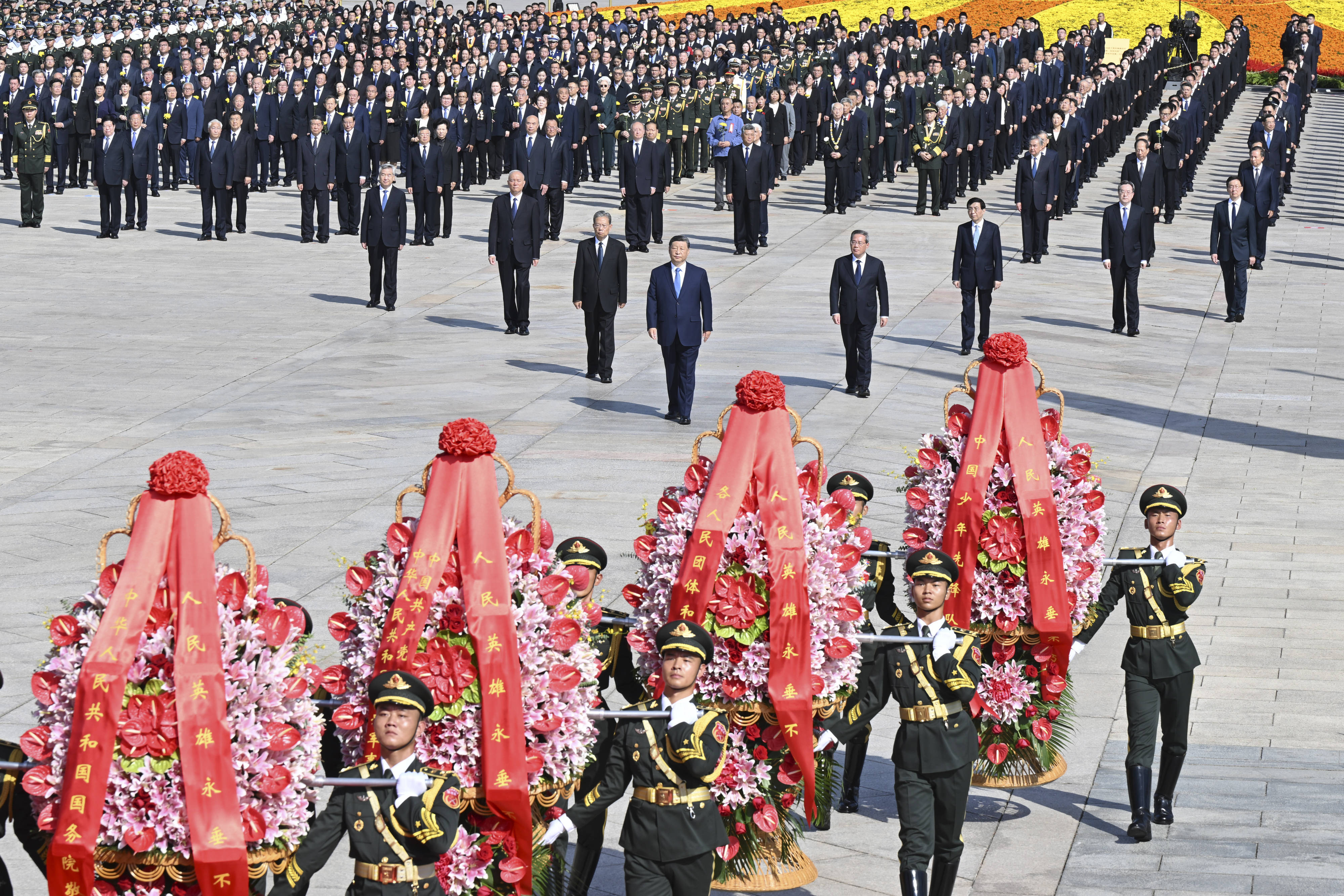 习近平等党和国家领导人出席烈士纪念日向人民英雄敬献花篮仪式