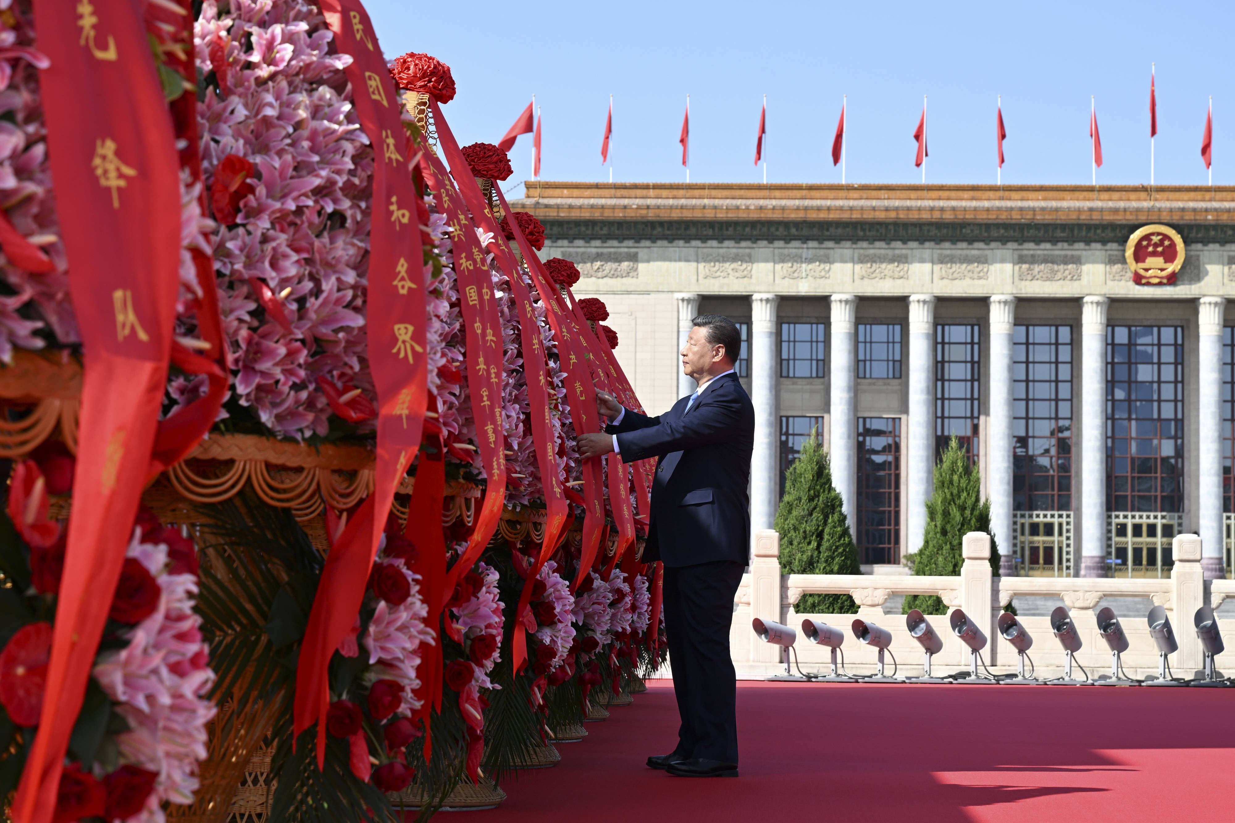 习近平等党和国家领导人出席烈士纪念日向人民英雄敬献花篮仪式