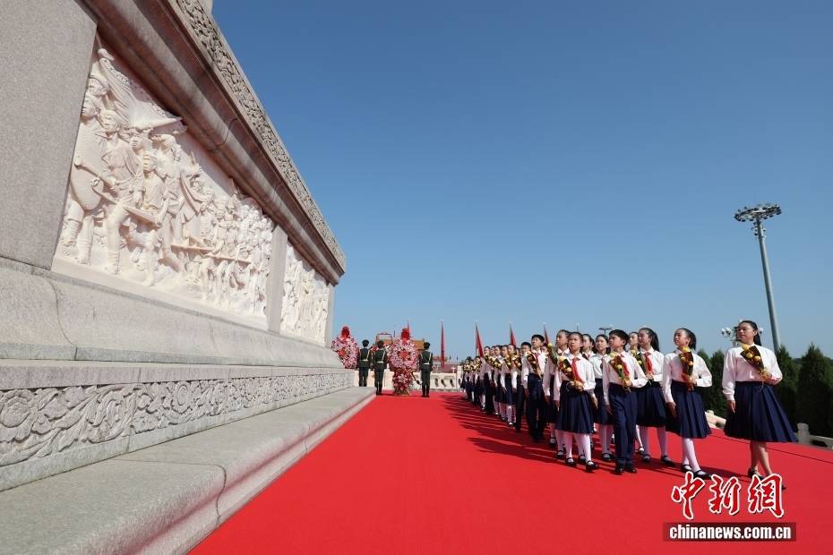 烈士纪念日向人民英雄敬献花篮仪式在京隆重举行