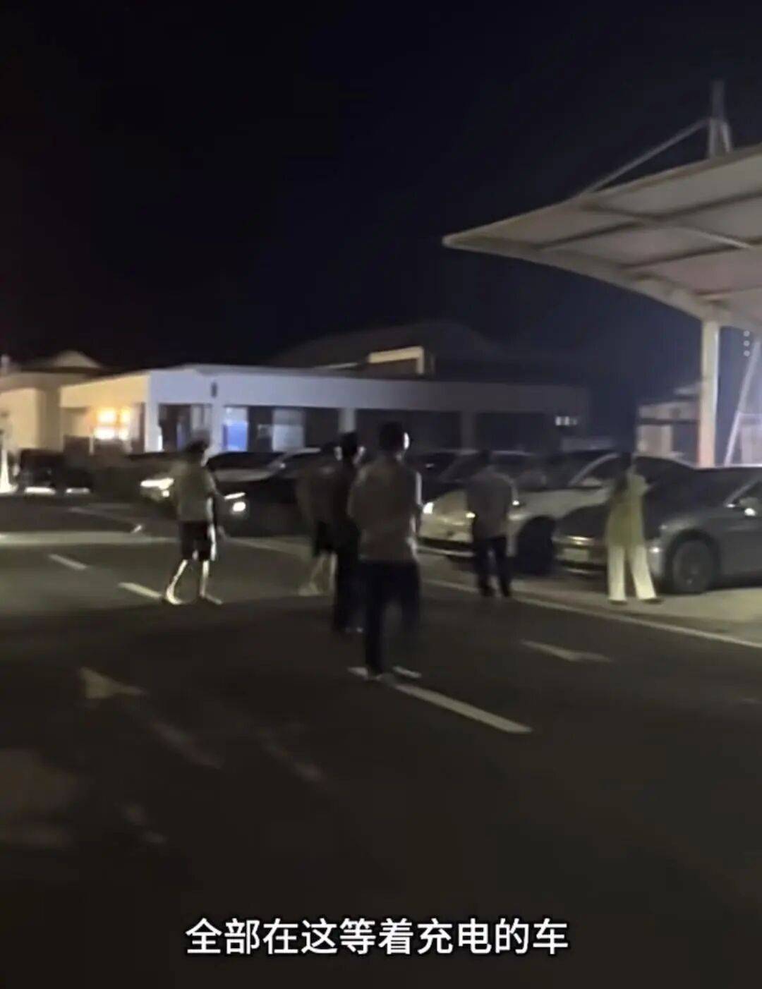 全是人！西湖一天涌入44万人，故宫、九寨沟等约满售罄！高速上14小时挪200公里，有人睡一觉还在原地，有电车车主排队4小时充电