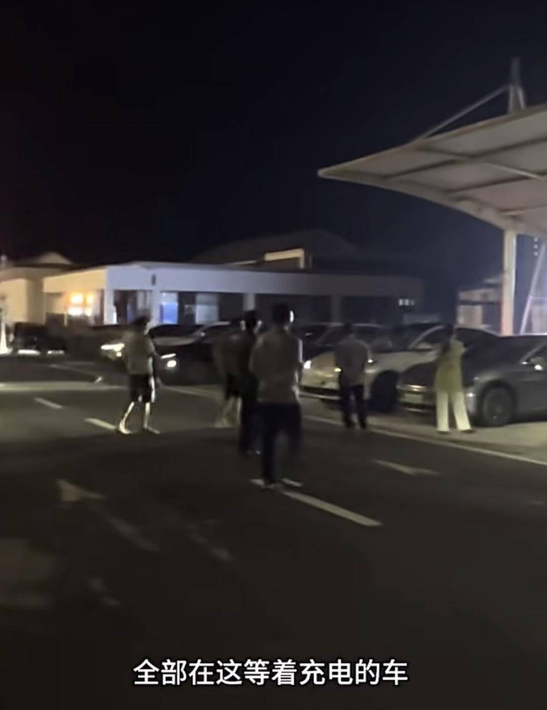 “高峰根本不够用！”国庆高速路充电桩迎“排队叫号”模式：有车主排队3小时充电1小时