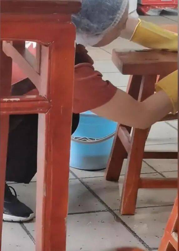女服务员被指用“筷子桶”装黑水擦桌椅，快餐店承认管理不到位立即整改