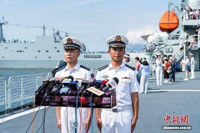登军舰庆国庆 中国海军与香港市民“双向奔赴”