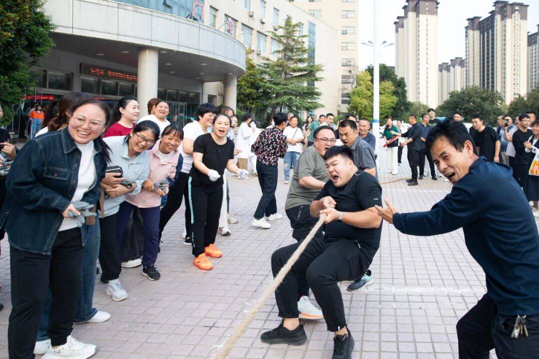 阳谷县人民医院2025年"迎国庆 庆中秋"职工拔河比赛"燃"