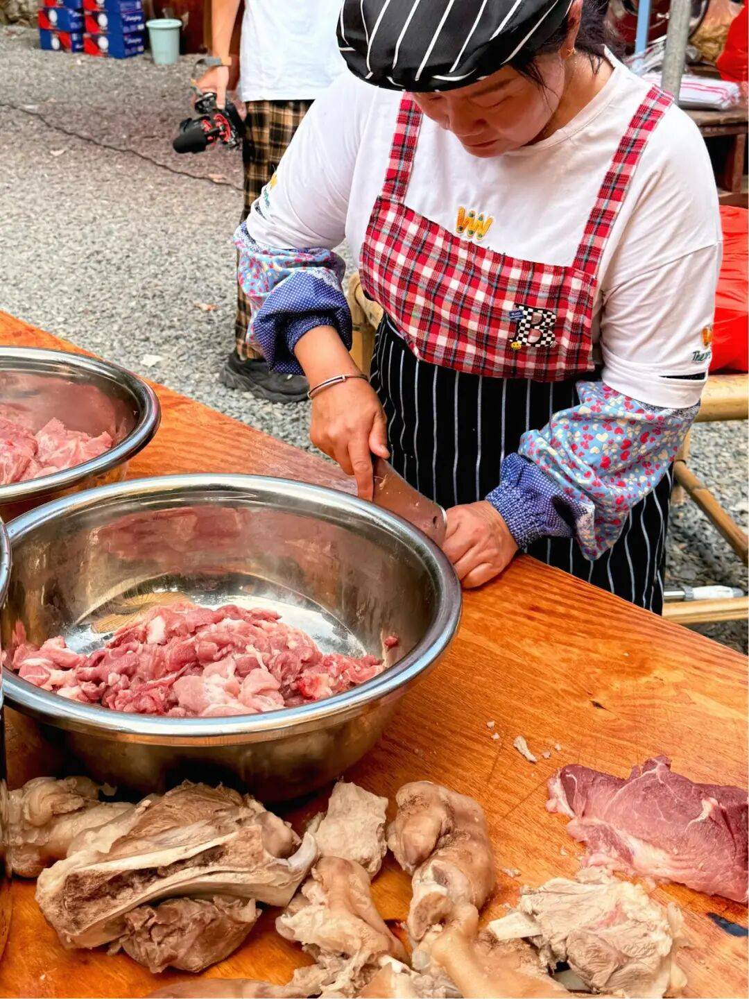 寻真味美叔空降丁屋岭!客家杀猪菜香飘古寨,现场气氛火热