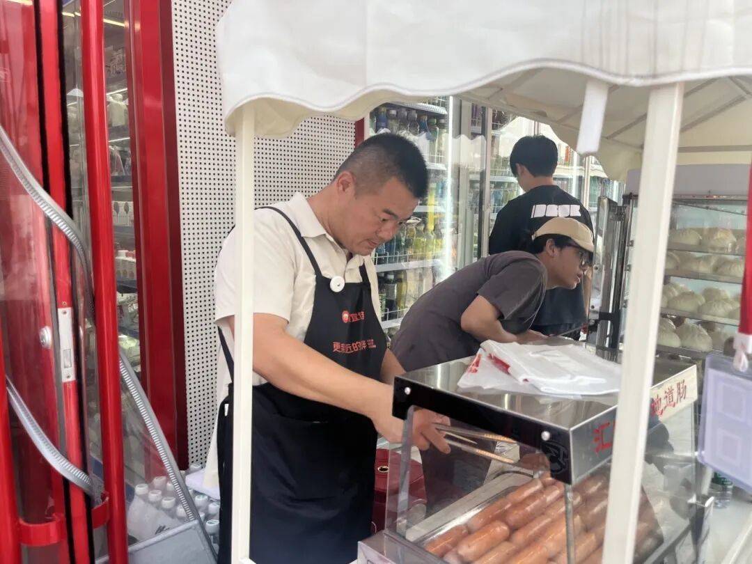 武汉便利店哥请游客喝水，收到匿名转账1000元！